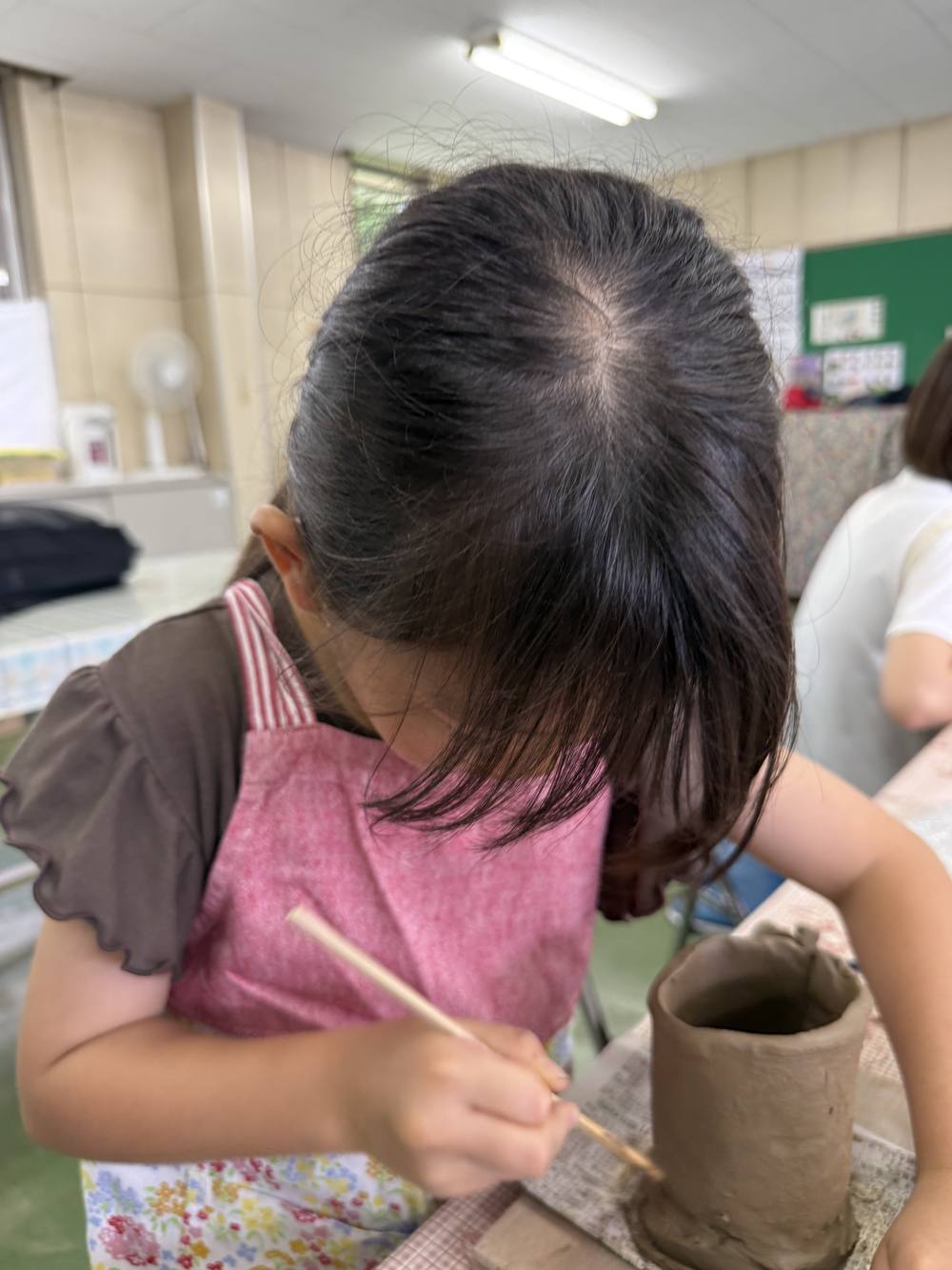 水戸市植物園の焼き物体験に取り組む娘